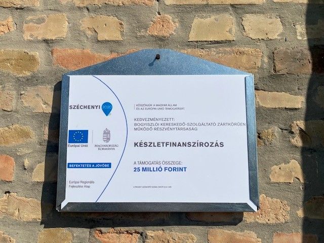 A projekt tájékoztató táblája a telephelyen