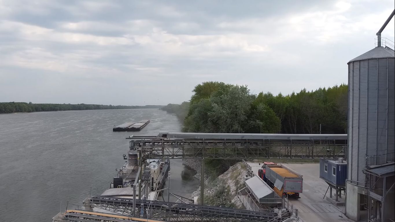 A kikötő a Duna partján, tranzittoronnyal