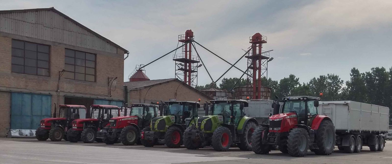 Traktorok és pótkocsik sorban a géptelepen